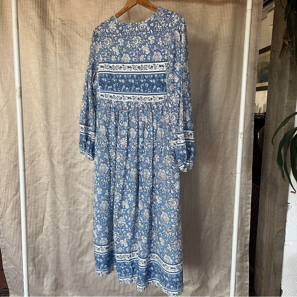 R. Vivimos Floral Blue and White Long Sleeve Maxi Dress - Picture 8 of 12